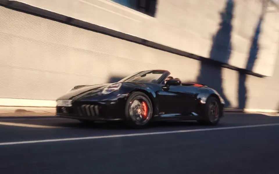 Porsche 911 Carrera GTS Cabriolet em movimento