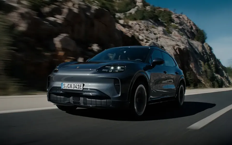 Porsche Cayenne Electric em movimento em uma estrada