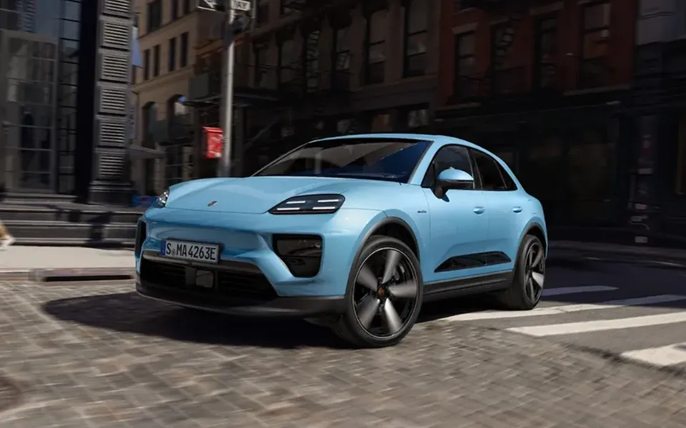 Porsche Macan Electric em um cenário urbano