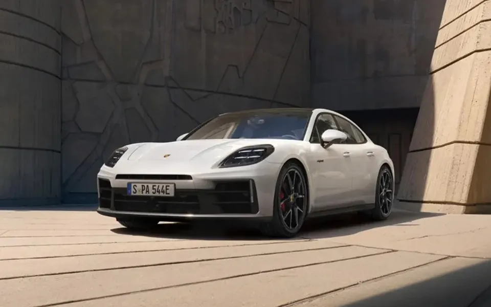 Porsche Panamera estacionado em frente a um edifício