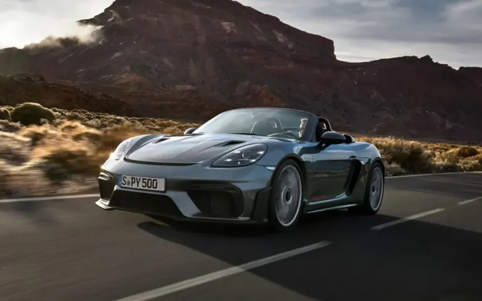 Porsche 718 Spyder RS em uma estrada entre formações rochosas