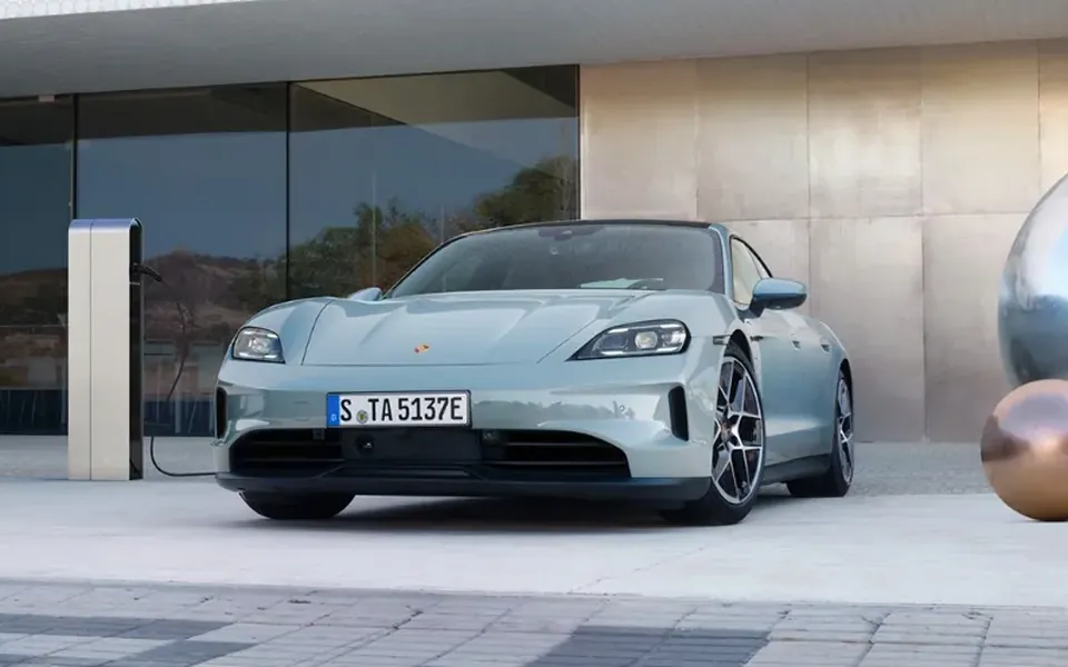 Porsche Taycan estacionado em frente a um edifício moderno